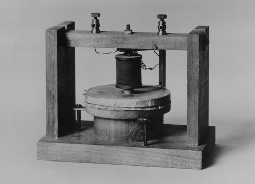 Historic Telephone 历史性的电话